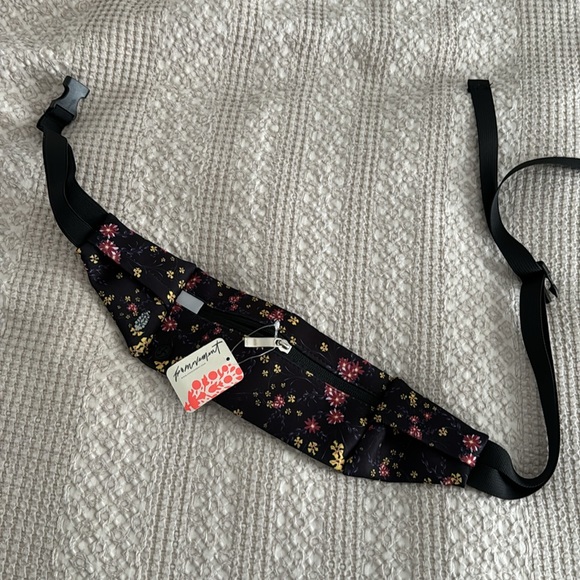 Free People Handbags - NWT Free People fp movement sling belt bag m/l floral ditsy
